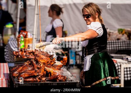 Denver, Colorado, Stati Uniti. 23 settembre 2023. Il cibo viene cucinato nel primo fine settimana del 53° Denver Oktoberfest nel centro di Denver, Colorado, il 23 settembre 2023. (Immagine di credito: © Justin L. Stewart/ZUMA Press Wire) SOLO USO EDITORIALE! Non per USO commerciale! Foto Stock