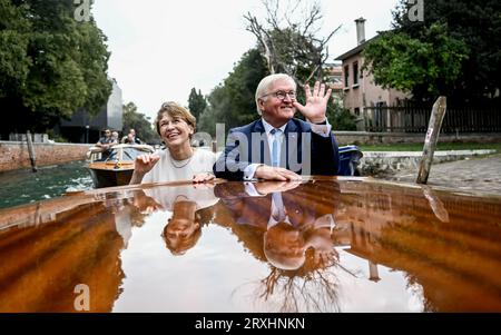 Venedig, Italia. 22 settembre 2023. Il presidente tedesco Frank-Walter Steinmeier e sua moglie Elke Büdenbender viaggiano in barca nella città lagunare di Venezia dopo una visita alla XVIII Biennale di architettura del 2023. Il viaggio fa parte di una serie di visite agli stati fondatori dell'Unione europea in vista delle elezioni europee. Crediti: Britta Pedersen/dpa/Alamy Live News Foto Stock