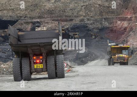 WESTPORT, NUOVA ZELANDA, 12 LUGLIO 2013: Un camion da 70 tonnellate attende di entrare nella fossa di carico del carbone presso la miniera di carbone a cielo aperto di Stockton il 12 luglio 2013 vicino a Westpor Foto Stock