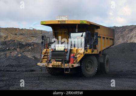 WESTPORT, NUOVA ZELANDA, 12 LUGLIO 2013: Un camion da 70 tonnellate attende un carico di carbone nella miniera di carbone a cielo aperto di Stockton il 12 luglio 2013 vicino a Westport, nuovo zelo Foto Stock