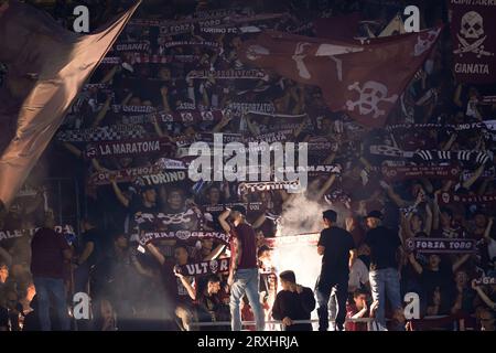 I tifosi del Torino FC nel settore 'curva Maratona' mostrano il loro sostegno prima della partita di serie A tra Torino FC e AS Roma. Foto Stock