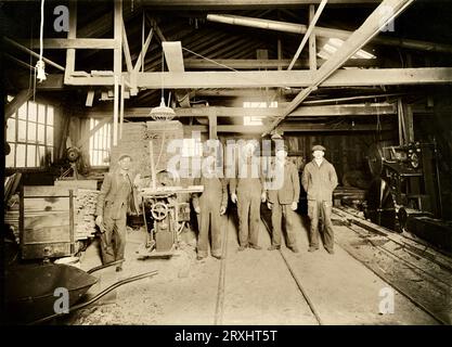 Segheria anni '1900, Sawmill Interior, lavoratori, Lumberyard Foto Stock