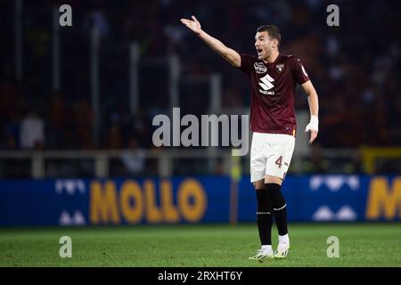 Alessandro Buongiorno del Torino FC gestisce durante la partita di serie A tra Torino FC e AS Roma. Foto Stock