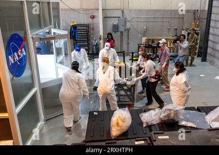 Dugway, Stati Uniti. 24 settembre 2023. La capsula di ritorno campione dalla missione OSIRIS-Rex della NASA viene trasferita in camera bianca, domenica 24 settembre 2023, presso lo Utah test and Training Range del Dipartimento della difesa. Il campione è stato prelevato dall'asteroide Bennu nell'ottobre 2020 dalla navicella spaziale OSIRIS-Rex della NASA. Foto NASA di Keegan Barber/UPI credito: UPI/Alamy Live News Foto Stock