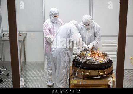 Dugway, Stati Uniti. 24 settembre 2023. I team di curation elaborano la capsula di ritorno campione dalla missione OSIRIS-Rex della NASA in camera bianca, domenica 24 settembre 2023, presso lo Utah test and Training Range del Dipartimento della difesa. Il campione è stato prelevato dall'asteroide Bennu nell'ottobre 2020 dalla navicella spaziale OSIRIS-Rex della NASA. Foto NASA di Keegan Barber/UPI credito: UPI/Alamy Live News Foto Stock