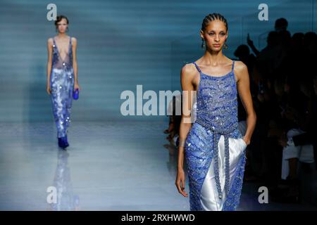 Milano, Italien. 24 settembre 2023. GIORGIO ARMANI sfilata Primavera/Estate 2024 durante la settimana della moda di Milano il 2023 settembre - Milano; Italia 24/09/2023 crediti: dpa/Alamy Live News Foto Stock