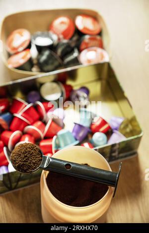 Il caffè è la bevanda ottenuta percolando l'acqua calda attraverso i chicchi tostati e macinati dei frutti della pianta del caffè Foto Stock