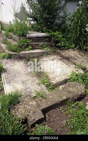 Sitaru, Contea di Ialomita, Romania, circa 2000. Vecchie lapidi con iscrizioni slavoniche nel cimitero della chiesa ortodossa cristiana del XVIII secolo nel villaggio di Sitaru (ex Grecii de Mijloc). Foto Stock