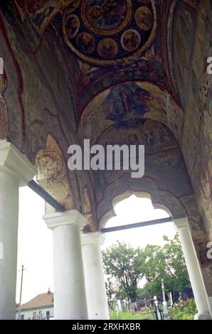 Sitaru, Contea di Ialomita, Romania, circa 2000. Esterno della chiesa cristiana ortodossa del XVIII secolo nel villaggio di Sitaru (ex Grecii de Mijloc). Affreschi sul soffitto del portico anteriore. Foto Stock