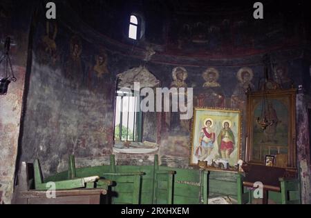 Grecii de Jos, contea di Ialomita, Romania, circa 2000. Interno della chiesa cristiana ortodossa di Santa Maria, un monumento storico del XVIII secolo. Foto Stock