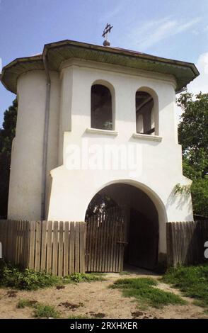 Grecii de Jos, contea di Ialomita, Romania, circa 2000. Il campanile della chiesa cristiana ortodossa di Santa Maria, un monumento storico del XVIII secolo. Foto Stock