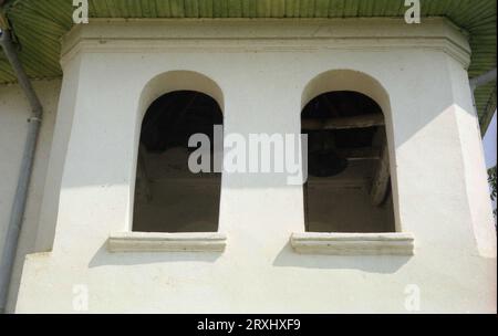 Grecii de Jos, contea di Ialomita, Romania, circa 2000. Il campanile della chiesa cristiana ortodossa di Santa Maria, un monumento storico del XVIII secolo. Foto Stock