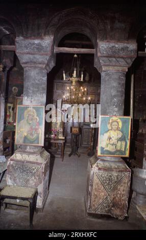 Grecii de Jos, contea di Ialomita, Romania, circa 2000. Interno della chiesa cristiana ortodossa di Santa Maria, un monumento storico del XVIII secolo. Foto Stock