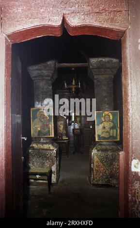 Grecii de Jos, contea di Ialomita, Romania, circa 2000. Interno della chiesa cristiana ortodossa di Santa Maria, un monumento storico del XVIII secolo. Foto Stock