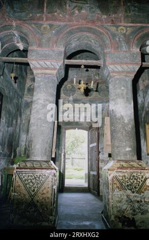 Grecii de Jos, contea di Ialomita, Romania, circa 2000. Interno della chiesa cristiana ortodossa di Santa Maria, un monumento storico del XVIII secolo. Foto Stock