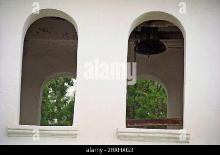 Grecii de Jos, contea di Ialomita, Romania, circa 2000. Il campanile della chiesa cristiana ortodossa di Santa Maria, un monumento storico del XVIII secolo. Foto Stock