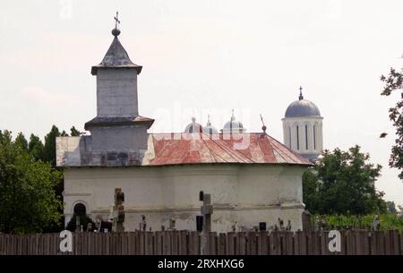 Grecii de Jos, contea di Ialomita, Romania, circa 1999. Vista esterna della chiesa cristiana ortodossa di Santa Maria, un monumento storico del XVIII secolo. Foto Stock