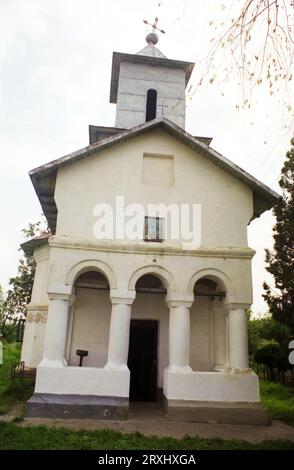 Grecii de Jos, contea di Ialomita, Romania, circa 2000. Vista esterna della chiesa cristiana ortodossa di Santa Maria, un monumento storico del XVIII secolo. Foto Stock