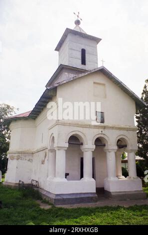 Grecii de Jos, contea di Ialomita, Romania, circa 2000. Vista esterna della chiesa cristiana ortodossa di Santa Maria, un monumento storico del XVIII secolo. Foto Stock