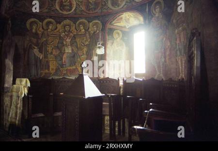 Sitaru, Contea di Ilfov, Romania, circa 2000. Interno della chiesa del Monastero Balamuci, monumento storico del XVIII secolo. Foto Stock