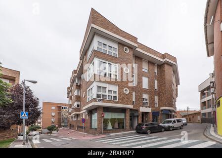 Facciata di un edificio residenziale urbano ad un incrocio di strada con diversi attraversamenti zebrati Foto Stock