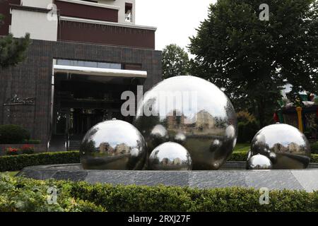 Truskavets, Ucraina - 22 luglio 2023: Bella fontana vicino all'hotel sulla strada della città Foto Stock