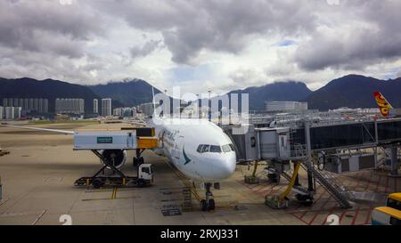 Hong Kong, 8 settembre 2023: Aereo passeggeri Cathay Pacific al gate d'imbarco il giorno nuvoloso Foto Stock
