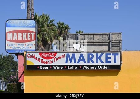 SANTA ANA, CALIFORNIA - 23 SETTEMBRE 2023: Segui le indicazioni per Geralds Quick Stop Market su S. Main Street. Foto Stock