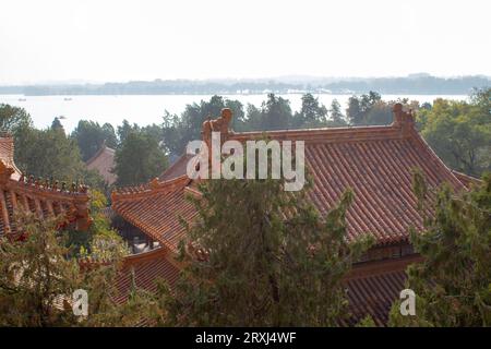 Il Palazzo d'Estate, un vasto complesso di laghi, giardini e palazzi a Pechino, in Cina. Niente persone, vista sui tetti e sul lago. Spazio copia, orizzonte Foto Stock