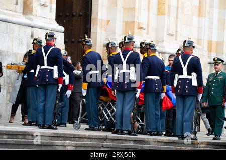 Bogotà, Colombia. 25 settembre 2023. Le guardie presidenziali colombiane portano la bara dell'artista Fernando Botero durante il funerale e omaggio all'artista Fernando Botero nella "Plaza de Bolivar" di Bogotà il 25 settembre 2023. Foto di: Chepa Beltran/Long Visual Press Credit: Long Visual Press/Alamy Live News Foto Stock