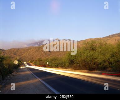 Doppia esposizione di traffico lungo Houghton Rd, sul lato est di Tucson, Arizona. Foto Stock
