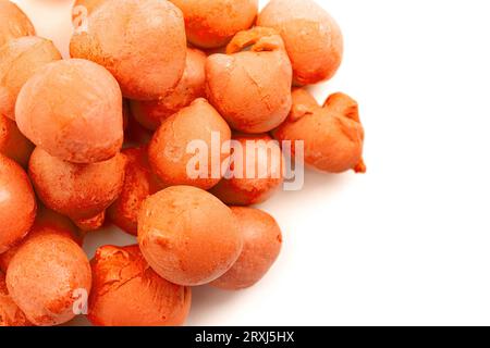 Taffy di acqua salata liofilizzata arancione su sfondo bianco Foto Stock