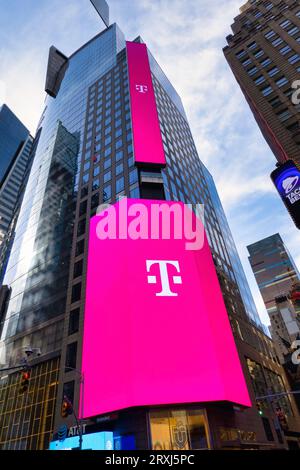 Enormi cartelloni pubblicitari elettronici, illuminano un grattacielo all'angolo tra la 42nd St. E la settima Avenue a Times Square, 2023, New York City, USA Foto Stock