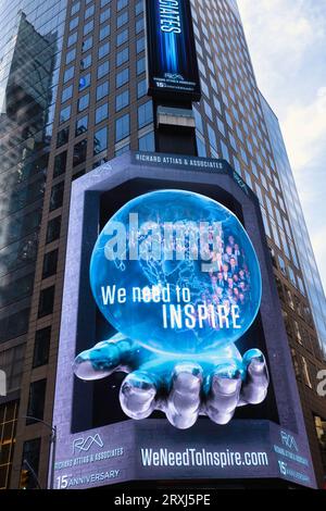 Enormi cartelloni pubblicitari elettronici, illuminano un grattacielo all'angolo tra la 42nd St. E la settima Avenue a Times Square, 2023, New York City, USA Foto Stock