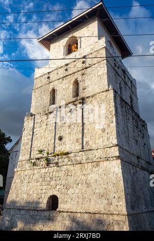 La torre nella vecchia fortezza di Cebu nelle Filippine. Primo piano sullo sfondo con spazio di copia per il testo Foto Stock