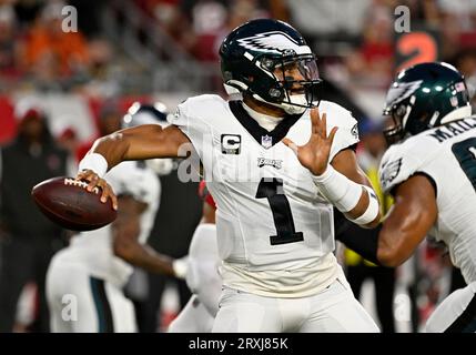 Tampa, Stati Uniti. 25 settembre 2023. Il quarterback dei Philadelphia Eagles Jalen Hurts passerà contro i Tampa Bay Buccaneers durante il primo tempo al Raymond James Stadium di Tampa, Florida, lunedì 25 settembre 2023. Foto di Steve Nesius/UPI Credit: UPI/Alamy Live News Foto Stock