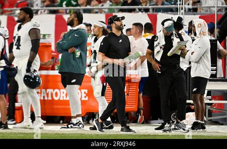 Tampa, Stati Uniti. 25 settembre 2023. Il capo-allenatore dei Philadelphia Eagles Nick Sirianni (C) cammina in disparte durante il secondo tempo contro i Tampa Bay Buccaneers al Raymond James Stadium di Tampa, Florida, lunedì 25 settembre 2023. Foto di Steve Nesius/UPI Credit: UPI/Alamy Live News Foto Stock