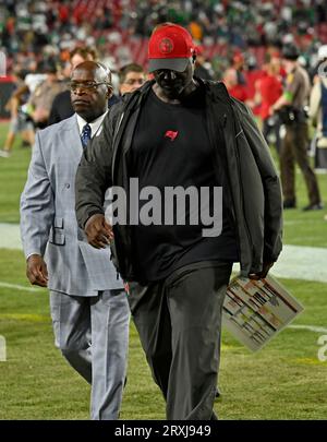 Tampa, Stati Uniti. 25 settembre 2023. Il capo-allenatore dei Tampa Bay Buccaneers Todd Bowles (R) cammina fino alla clubhouse dopo una sconfitta per 25-11 contro i Philadelphia Eagles al Raymond James Stadium di Tampa, Florida, lunedì 25 settembre 2023. Foto di Steve Nesius/UPI Credit: UPI/Alamy Live News Foto Stock