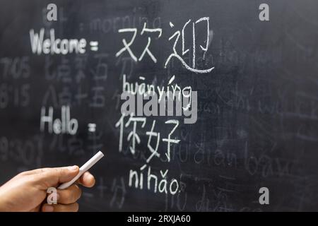 Imparare l'alfabeto cinese "pinyin" in classe. Foto Stock