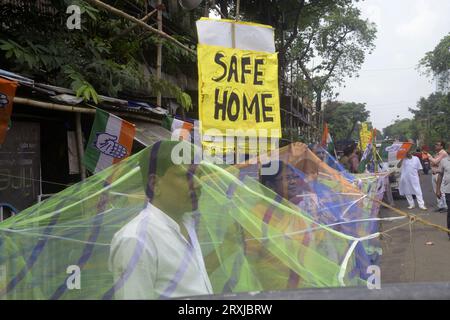 Non esclusiva: 25 settembre 2023, Calcutta, India: Gli attivisti del Congresso stanno all'interno della zanzariera durante la protesta contro il crescente numero di Dengue CA Foto Stock