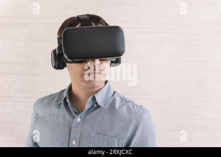 Bell'uomo che indossa gli occhiali VR con tecnologia futura. visualizzazione di video a 360 gradi Foto Stock