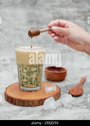 es cendol dawet o dolce freddo che contiene gocce di gelatina di farina di riso verde, latte di cocco e sciroppo di zucchero di palma. Foto Stock