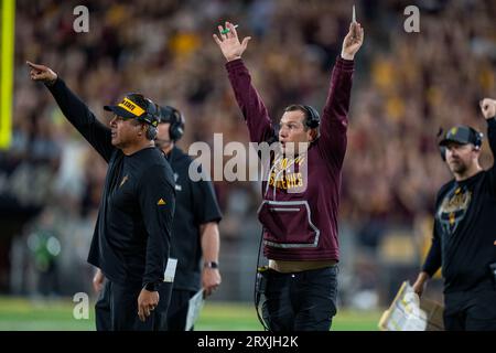 Il capo-allenatore degli Arizona State Sun Devils Kenny Dillingham e lo staff di allenatori celebrano la conversione di due punti effettuata durante una partita di football NCAA contro i Southern California Trojans, sabato 23 settembre 2023, a Tempe, Arizona. La California meridionale ha sconfitto l'Arizona State 42-28 (Marcus Wilkins/Image of Sport) Foto Stock