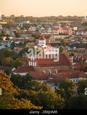 Vista al tramonto della città vecchia da tre croci, a Vilnius, Lituania Foto Stock