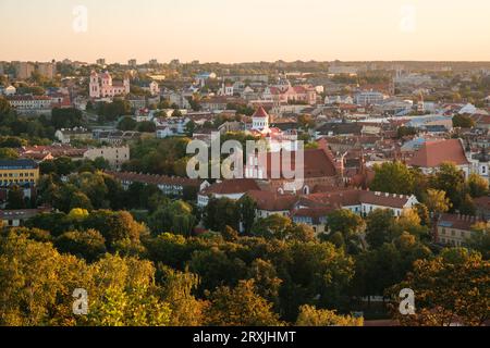 Vista al tramonto della città vecchia da tre croci, a Vilnius, Lituania Foto Stock