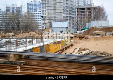 Ferro metallo arrugginito giallo barre di rinforzo industriale da rinforzo ondulato per la costruzione di edifici in c rinforzato Foto Stock