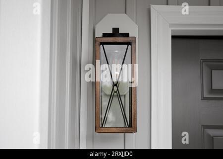 Southern Rustic Farmhouse, portico anteriore, balcone luminoso accanto alla porta d'ingresso Foto Stock