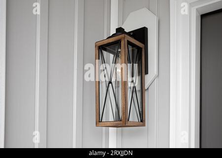 Southern Rustic Farmhouse, portico anteriore, balcone luminoso accanto alla porta d'ingresso Foto Stock