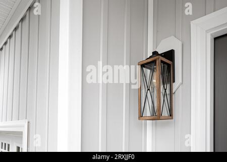 Southern Rustic Farmhouse, portico anteriore, balcone luminoso accanto alla porta d'ingresso Foto Stock