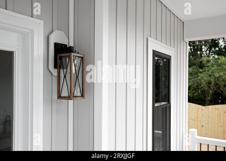 Southern Rustic Farmhouse, portico anteriore, balcone luminoso accanto alla porta d'ingresso Foto Stock